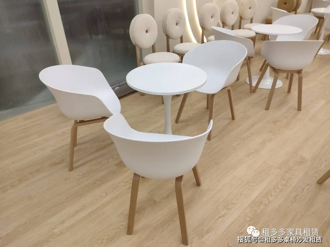 Showroom洽谈桌椅租赁——白色郁金香圆桌组合洽谈空间