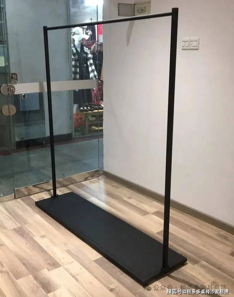 黑色底板置物式龙门衣架出租 180×H180cm 时装周衣架裤夹租赁