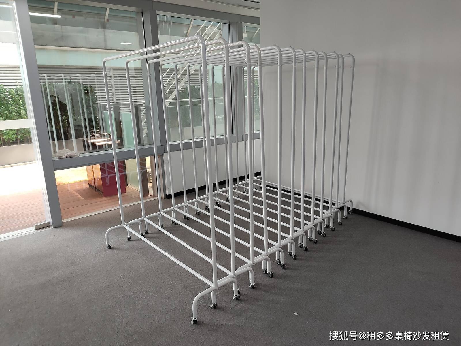上海时装周Showroom龙门衣架出租实景 不锈钢龙门衣架