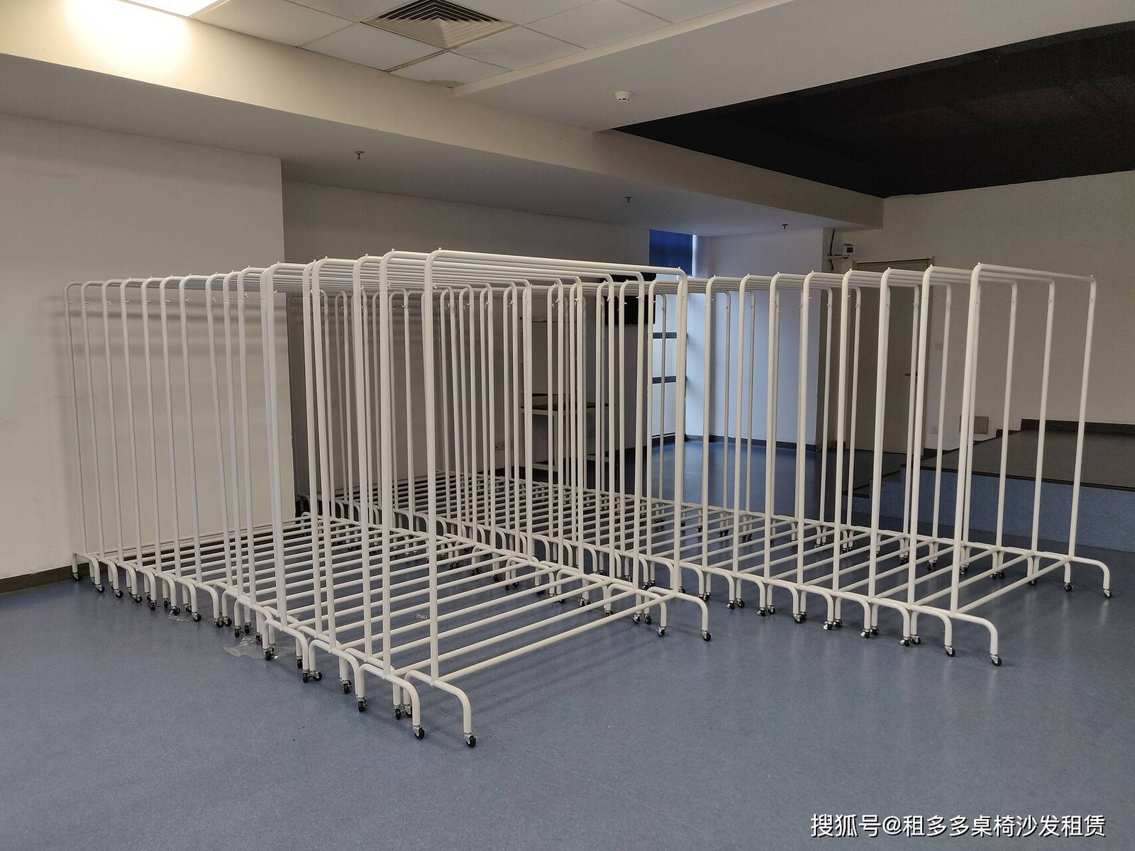 时装订货会龙门衣架出租 洽谈桌椅租赁实景